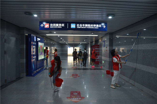 城投集團(tuán)開展“創(chuàng)衛(wèi)迎暗訪、全城大掃除”主題志愿活動