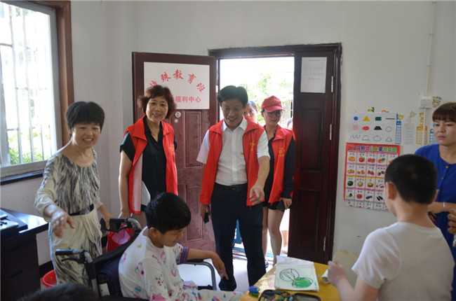 城投集團開展“傳承紅色基因，敬老愛幼先行” 現(xiàn)場獻(xiàn)愛心活動