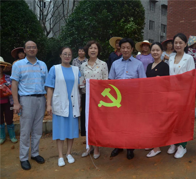 炎炎夏日送清涼，點(diǎn)滴關(guān)懷暖人心——城投集團(tuán)各黨支部開(kāi)展“送清涼”慰問(wèn)一線(xiàn)員工活動(dòng)