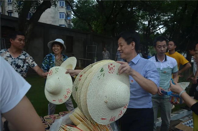 炎炎夏日送清涼，點(diǎn)滴關(guān)懷暖人心——城投集團(tuán)各黨支部開(kāi)展“送清涼”慰問(wèn)一線(xiàn)員工活動(dòng)