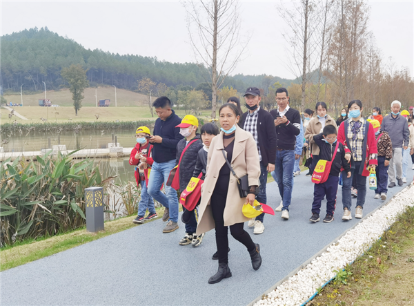 “千人市民觀察團(tuán)”走進(jìn)城投集團(tuán)龍山湖公園、陶瓷產(chǎn)業(yè)加速基地等項(xiàng)目