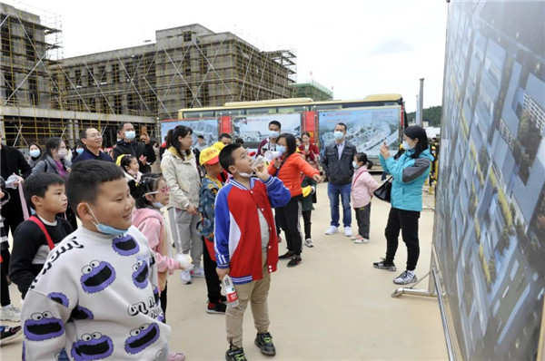 “千人市民觀察團(tuán)”走進(jìn)城投集團(tuán)龍山湖公園、陶瓷產(chǎn)業(yè)加速基地等項(xiàng)目