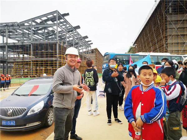 “千人市民觀察團(tuán)”走進(jìn)城投集團(tuán)龍山湖公園、陶瓷產(chǎn)業(yè)加速基地等項(xiàng)目