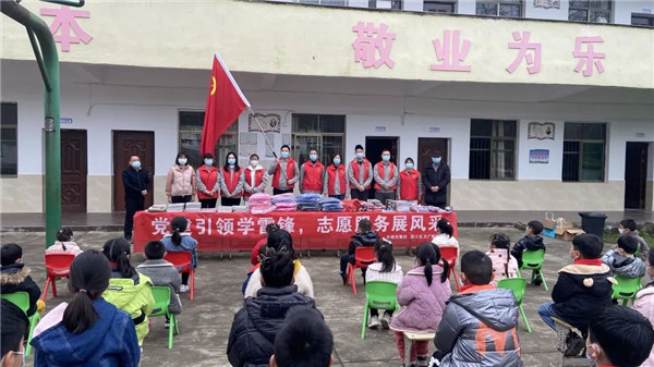 市城投集團(tuán)開(kāi)展“黨建引領(lǐng)學(xué)雷鋒，志愿服務(wù)展風(fēng)采”送溫暖活動(dòng)